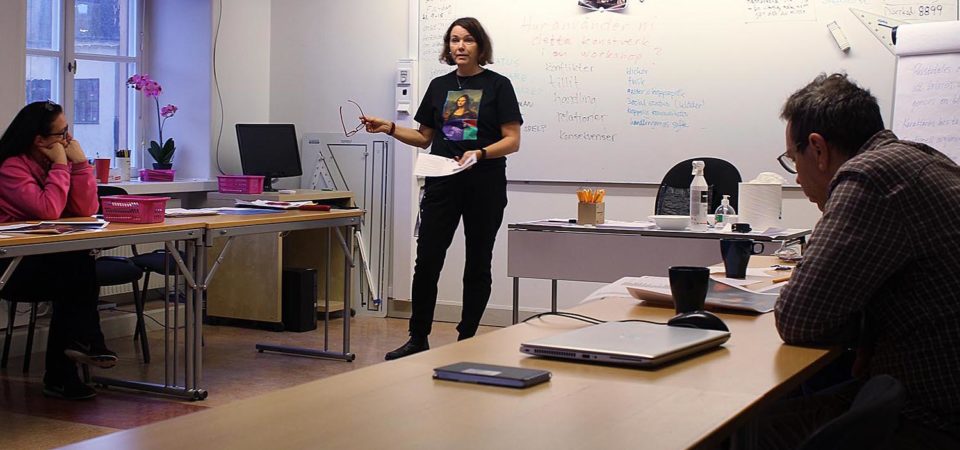 Karin har workshop i konstpedagogik.