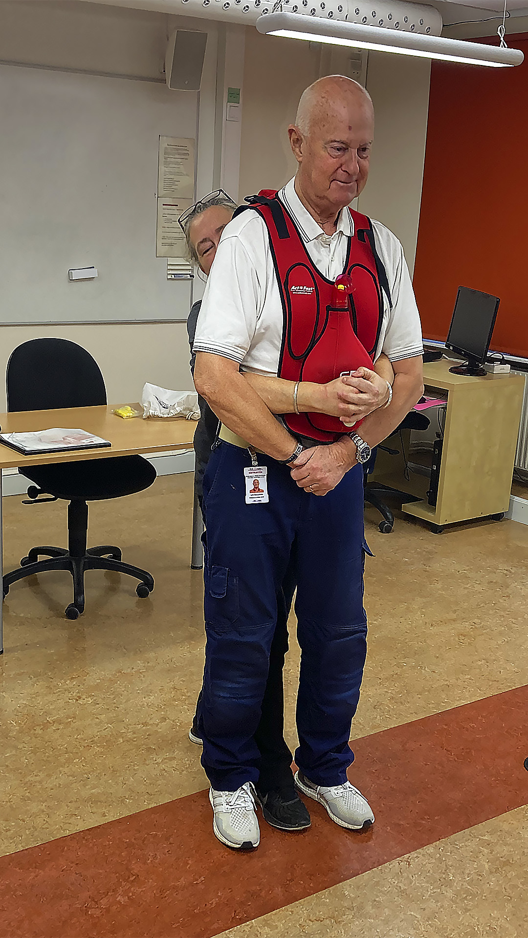 Person får hjälp när något hamnat fel i halsen