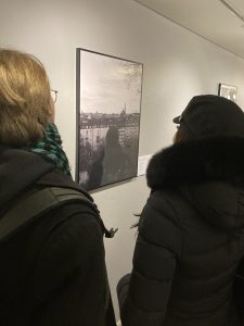 Nyfikna tittar på tavlor