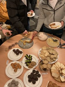 Fika med hembakade och inköpta godsaker.