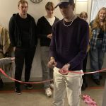 Måns klipper bandet för utställningen "Auditativa bilder"