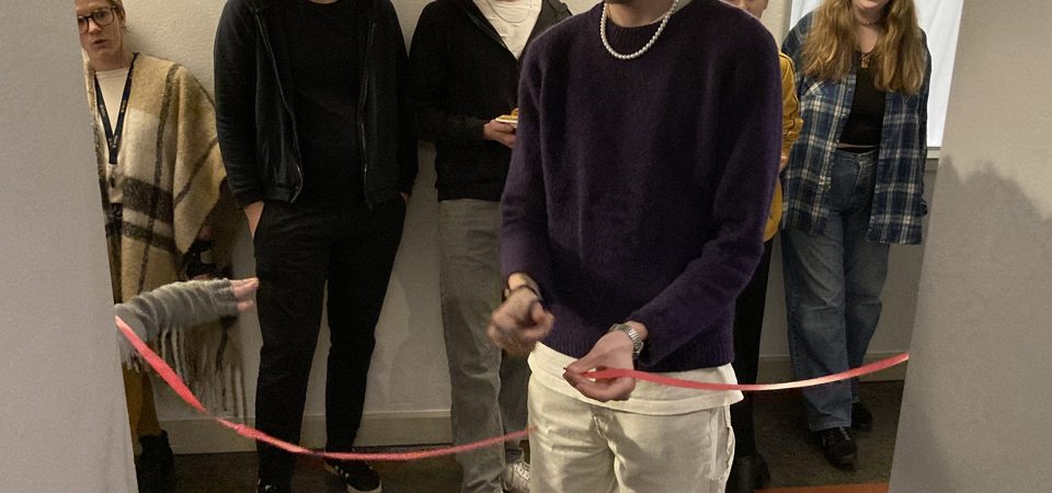 Måns klipper bandet för utställningen "Auditativa bilder"