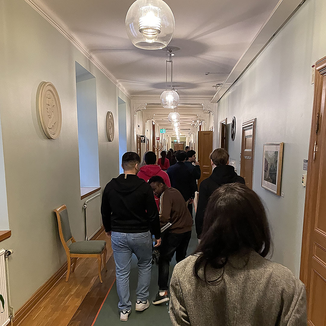 Runö folkhögskola på guidad tur i riksdagshuset.