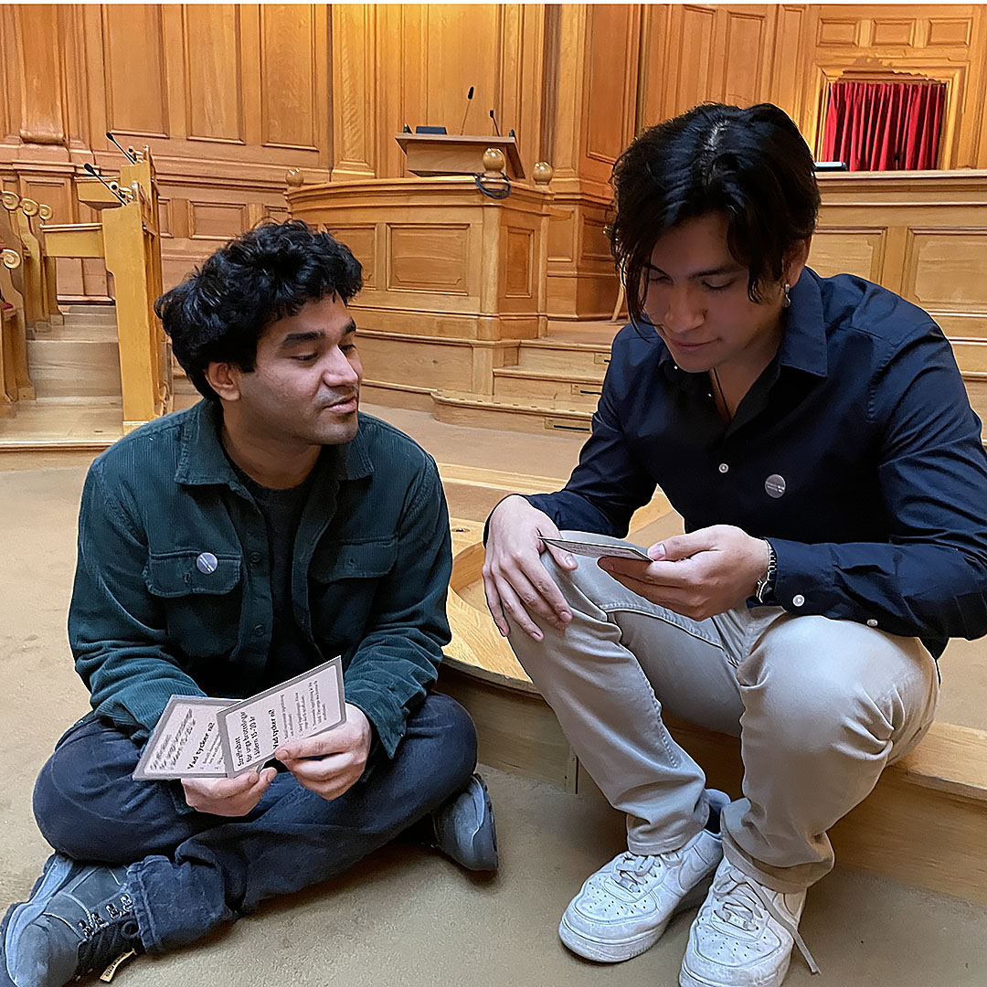 Manprit och Alan överlägger i andrakammaren.