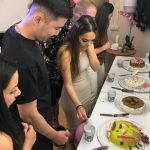 Glada deltagare som gillar tårta.